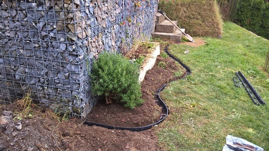 Kladenie obrubníkov – kotvenie pomocou klincov